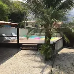 Casa com piscina itamambuca